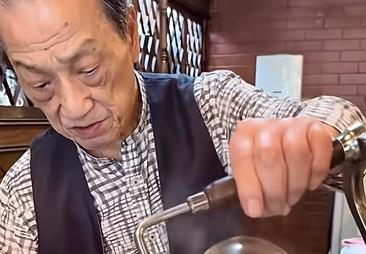 How an 81-year-old barista crafts Gifu's iconic Irish Coffee