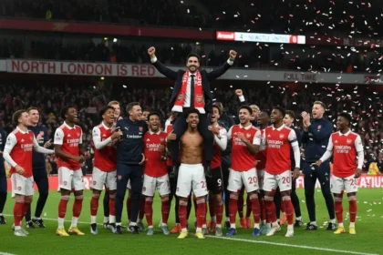 Mikel Arteta celebrating with the Arsenal squad after the final whistle against Newcastle United.
